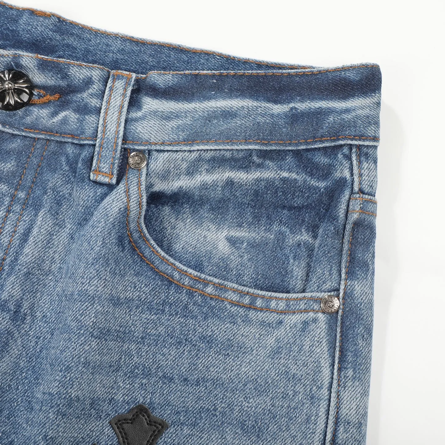 P320 Chrome Heart Blue Ox King Graffiti Multi-Color Leather Jeans [Same Style as L*Xiang] Chrome Heart Blue Ox King Graffiti Multi-Color Leather Jeans are the “king of the market” in the fashion industry! Made of high-quality denim and processed through complex washing processes, the distressed effect is super unique. The multi-color leather and graffiti design bring out the cool street genes of Crowe. Each pair of pants is unique, and you can directly transform into a street trend ICON when you put it on. The matching method is super cool: High street style: Pair it with a black hooded sweatshirt, thick-soled boots, and stacked silver chains. When you go to the stage or on the street, you will have an aura of 2.8 meters. You can slay at concerts and out on the street. Mix and match trendy styles: wear a suit jacket + canvas shoes for boys, and wear a short crop top + dad shoes for girls. Mix and match to create a sense of contrast, full of fashion sense, and the hair tie will get likes in seconds when taking photos. Couples share the same style: one pair with each other, the boy wears a solid color T + sneakers, the girl wears a short top + sneakers, they are the most eye-catching trendy couple when they go out, and they keep turning heads! No matter what your style is, these pants can help you grasp the essence of the trend. It is a must-have for trendy players. You will look the most beautiful on the street when you put it on! Size: 28/30/32/34/36 Waist: 70/75/80/85/90 Pants length: 102/104/106/108/110